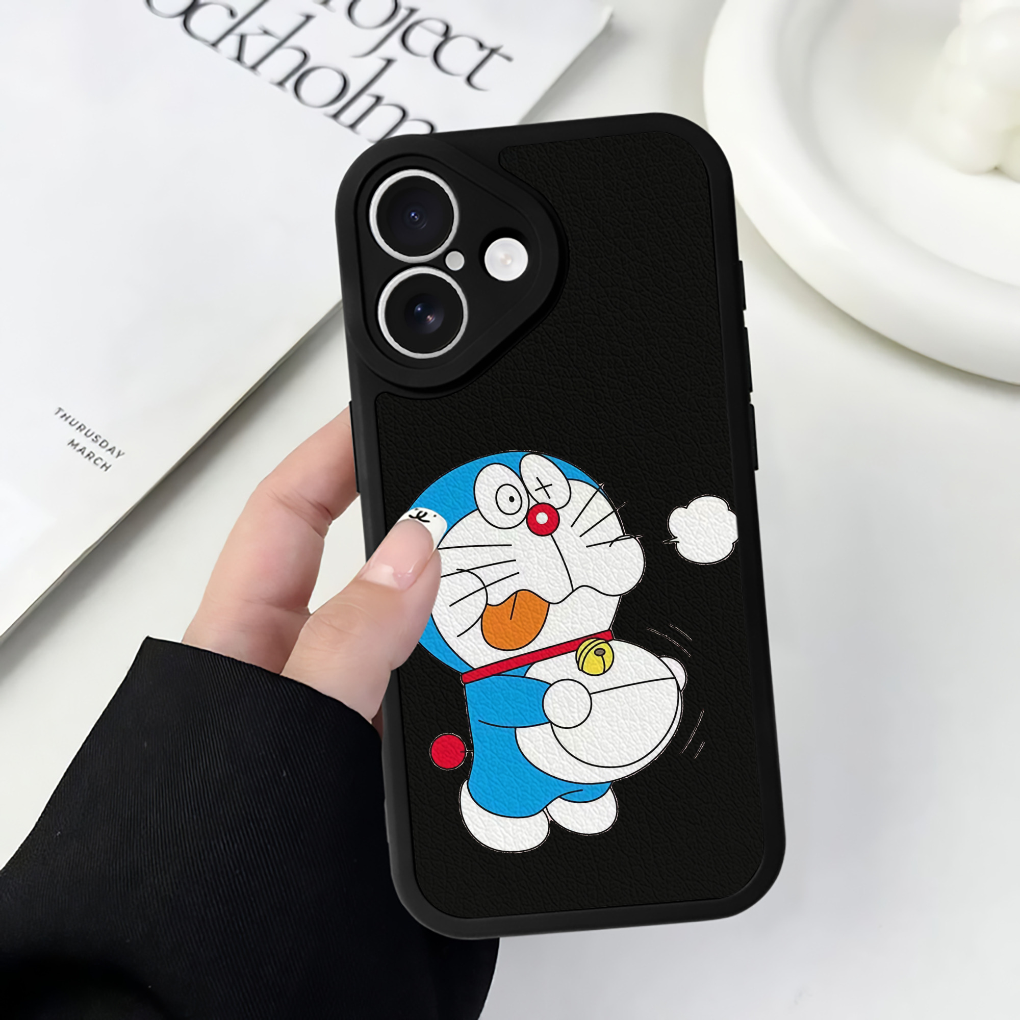 （画像用） ドラえもん Doraemon 【iPhone 16シリーズ対応】シリコンスマホケース（レザー調） 材質：シリコン